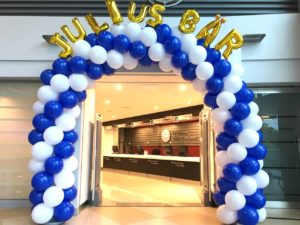 Blue and white spiral balloon arch copy