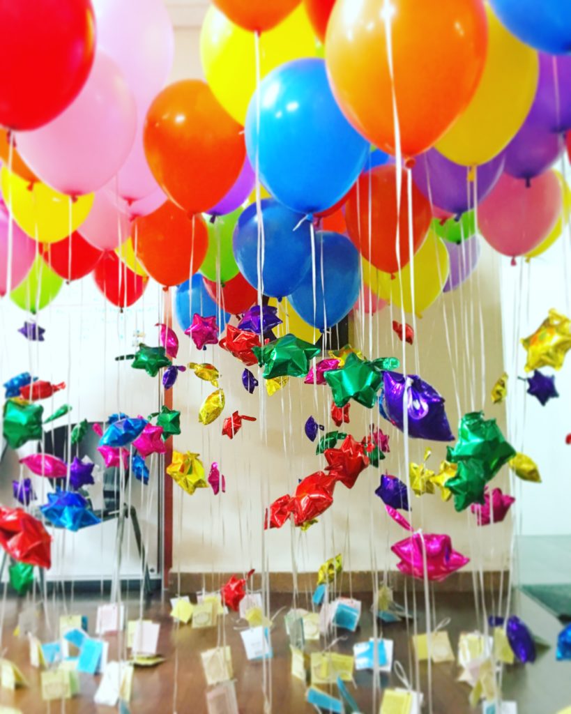 helium-balloons-with-hanging-stars