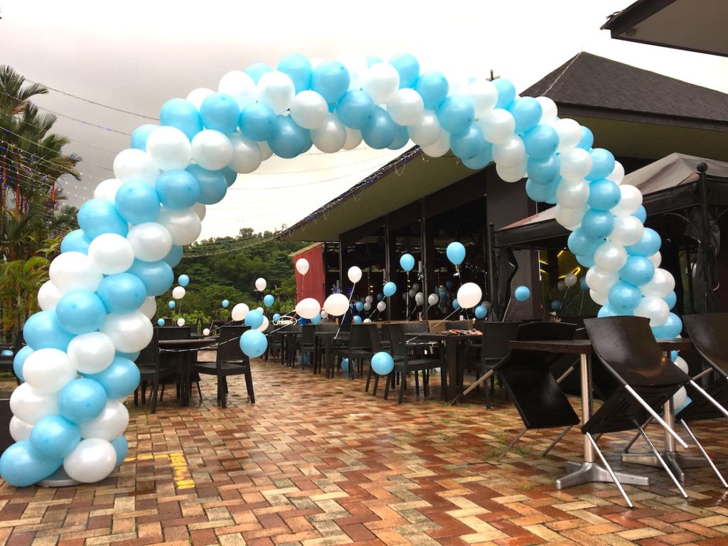 blue-and-white-spiral-balloon-arch