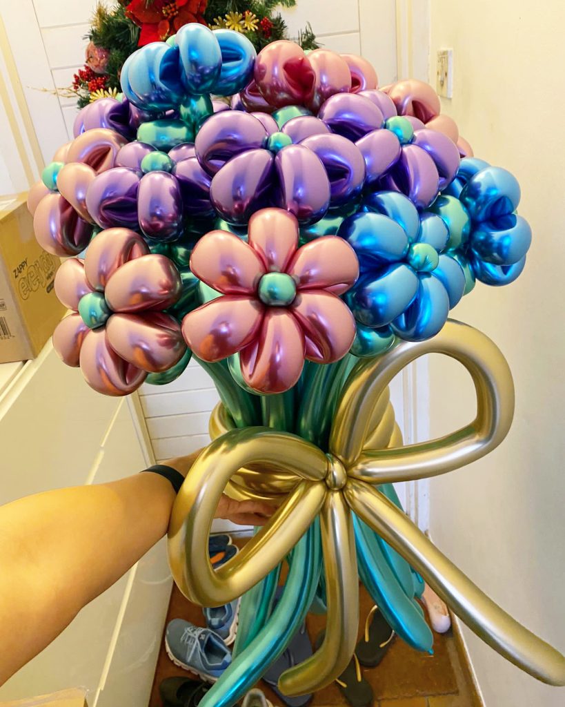 Bouquet of flowers balloon sculpture